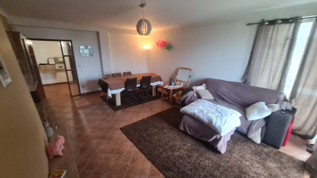 Apartamento T3 situado na Aveleira