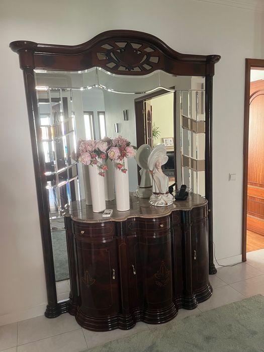 Móvel de entrada em madeira, tampo de mármore e com espelho