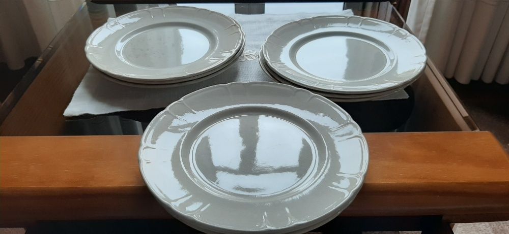 Serviço formato Paris cor creme de pratos sacavém