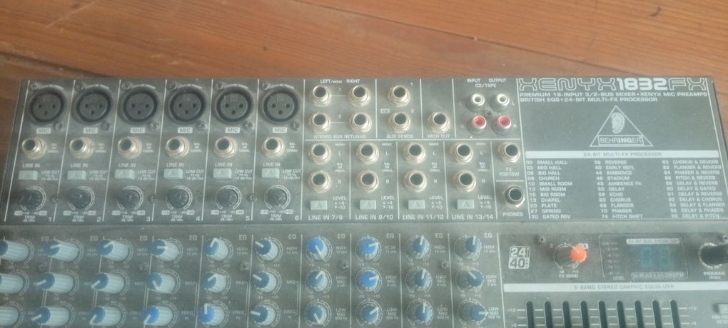 Mesa de som Behringer Xenyx 1832 FX sempre usada em sala de ensaio