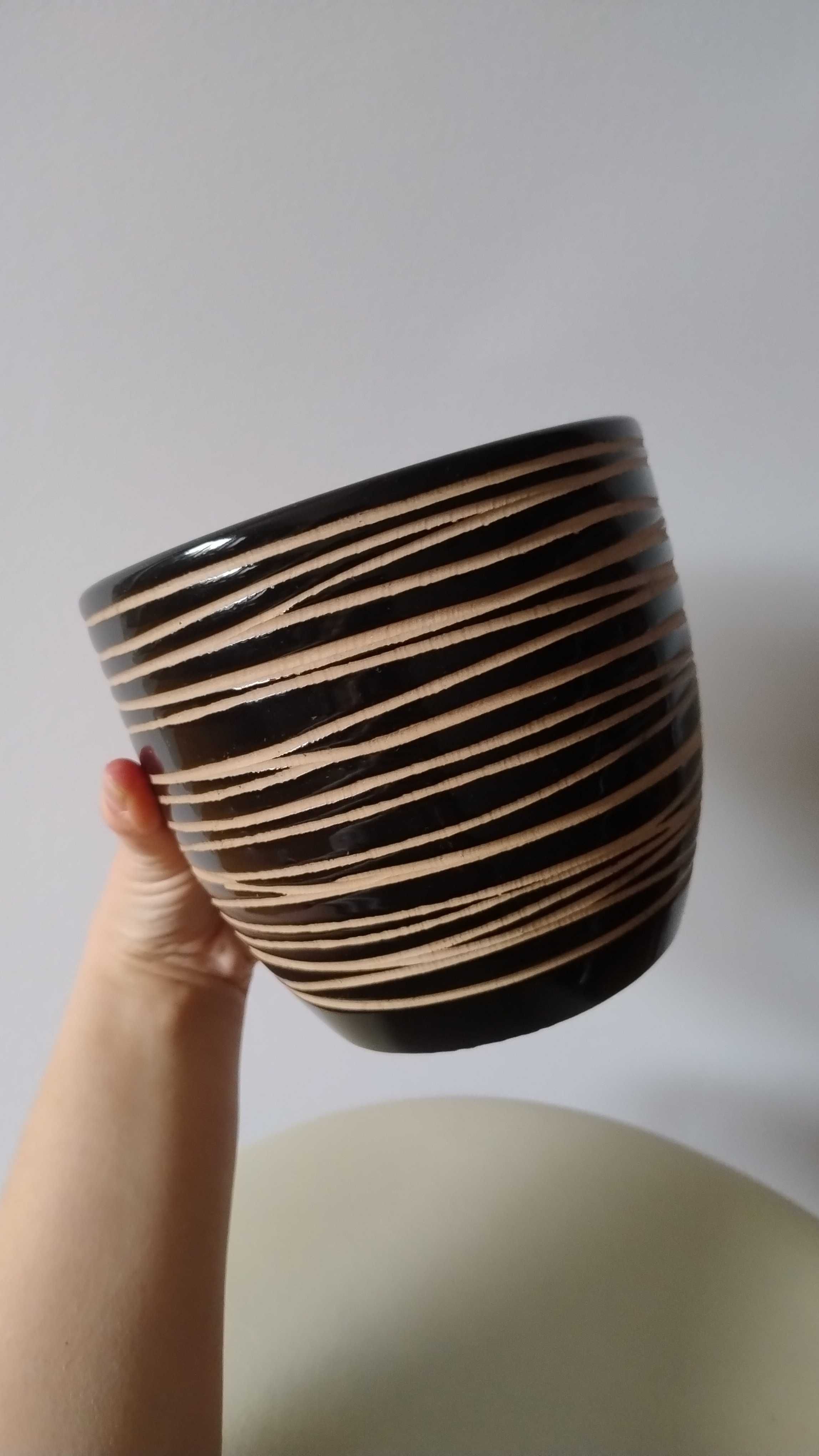 2 ceramiczne doniczki/osłonki w czarnym kolorze w paski