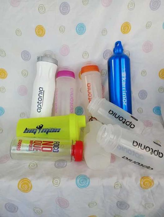 Lote de garrafas de diversas cores e tamanhos