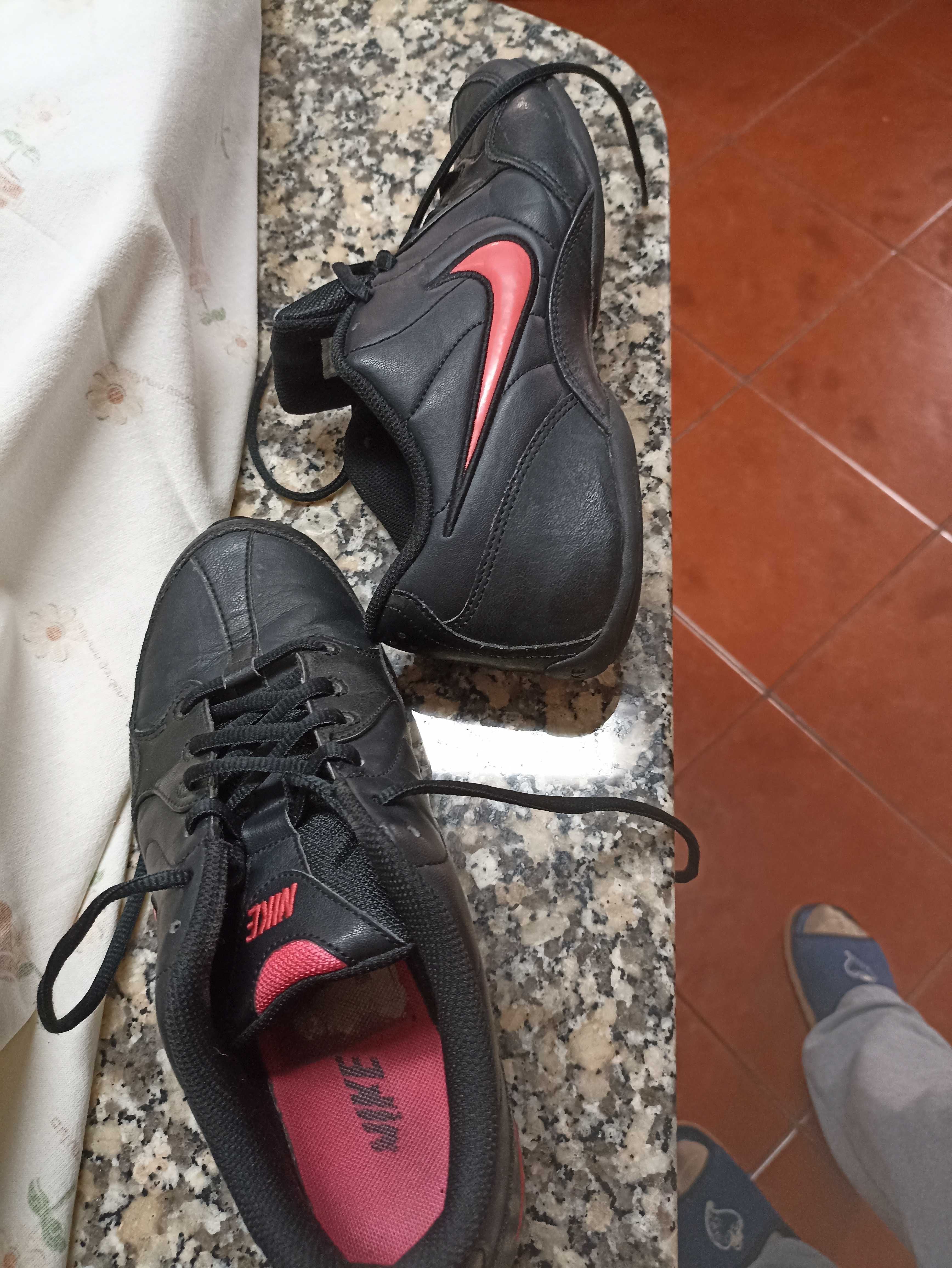 Ténis Adidas em pele preta e outra cor  como novos