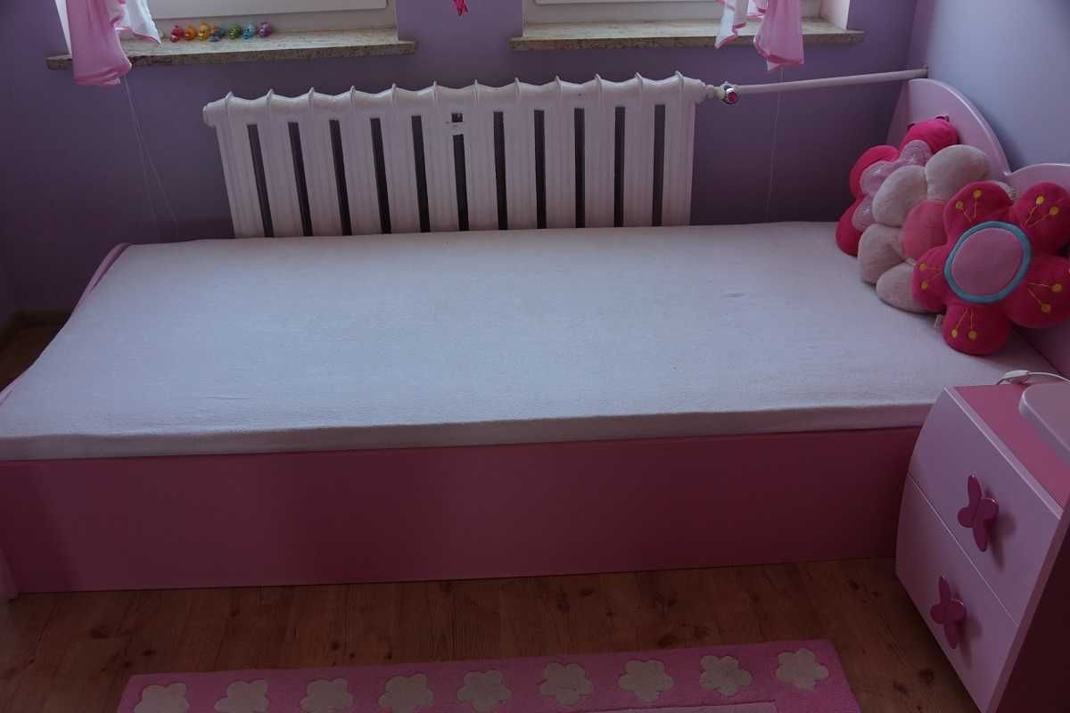 Łóżko dziecięce wraz z materacem do pokoju dziecięcego