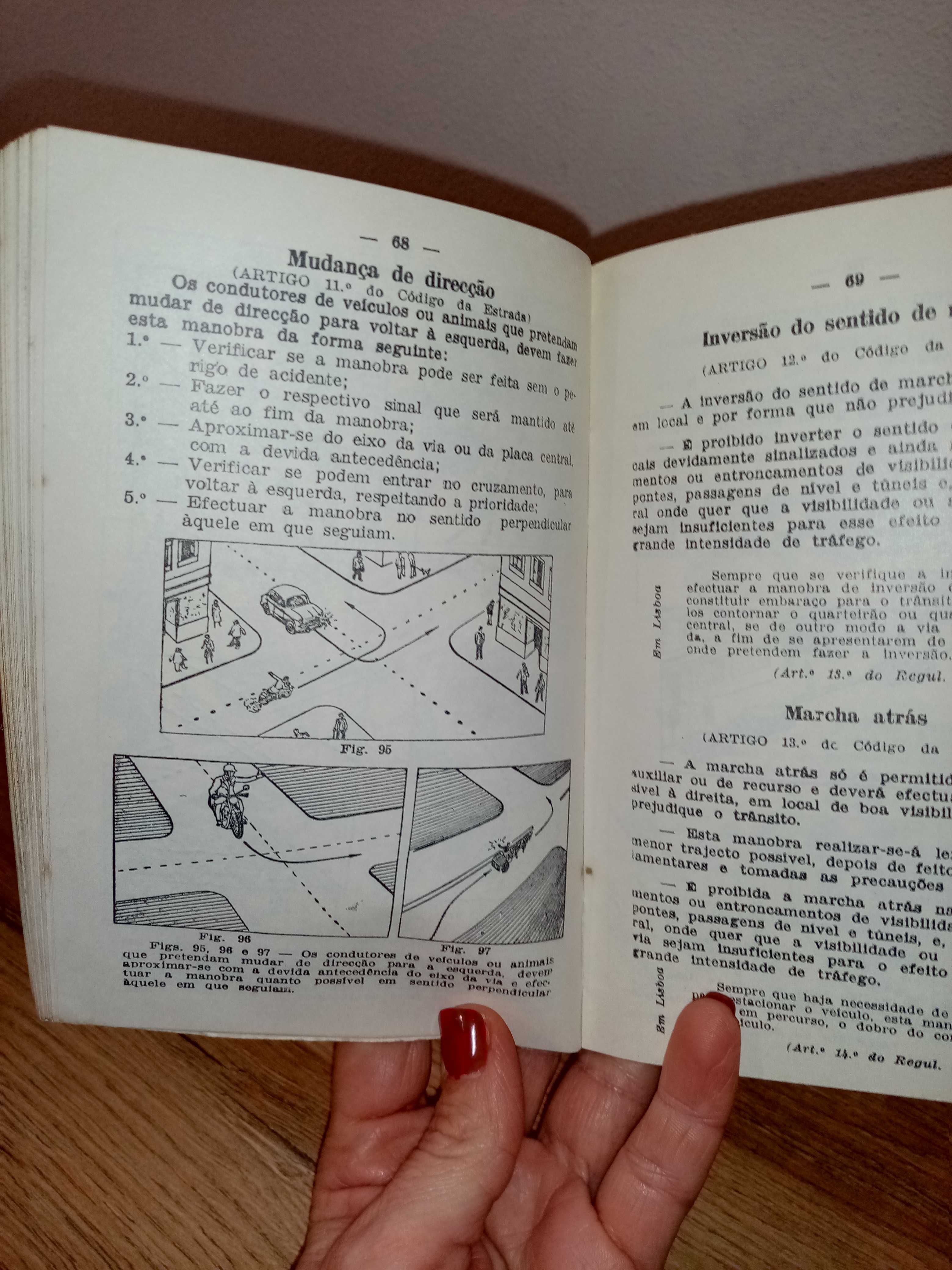 Livro antigo de código/condução