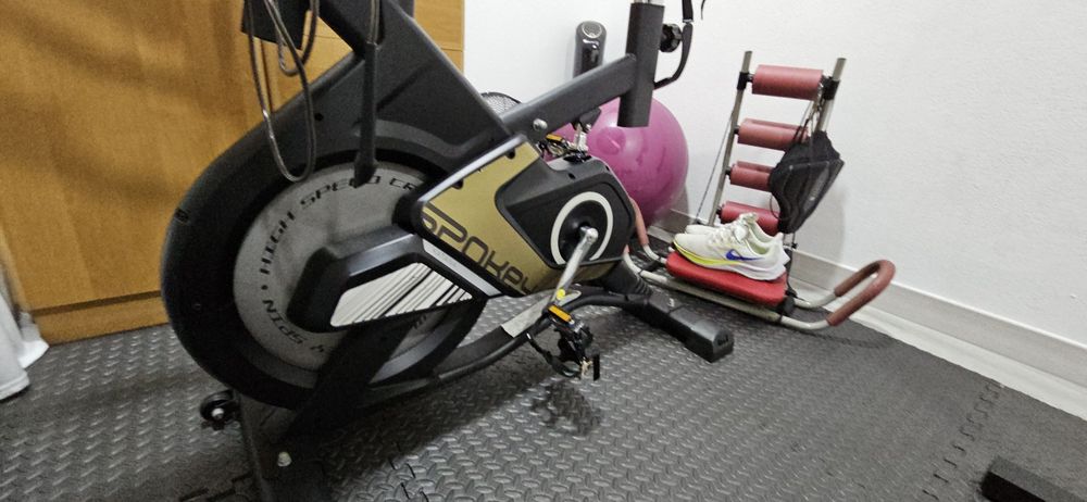 Máquina de Remo e Spinning Bike