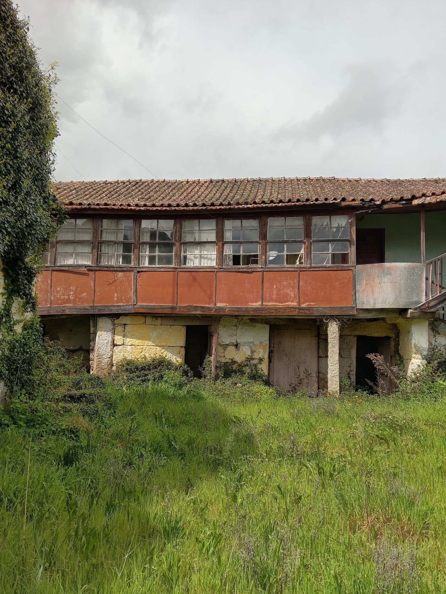 Quinta para reconstruir, com amplo terreno