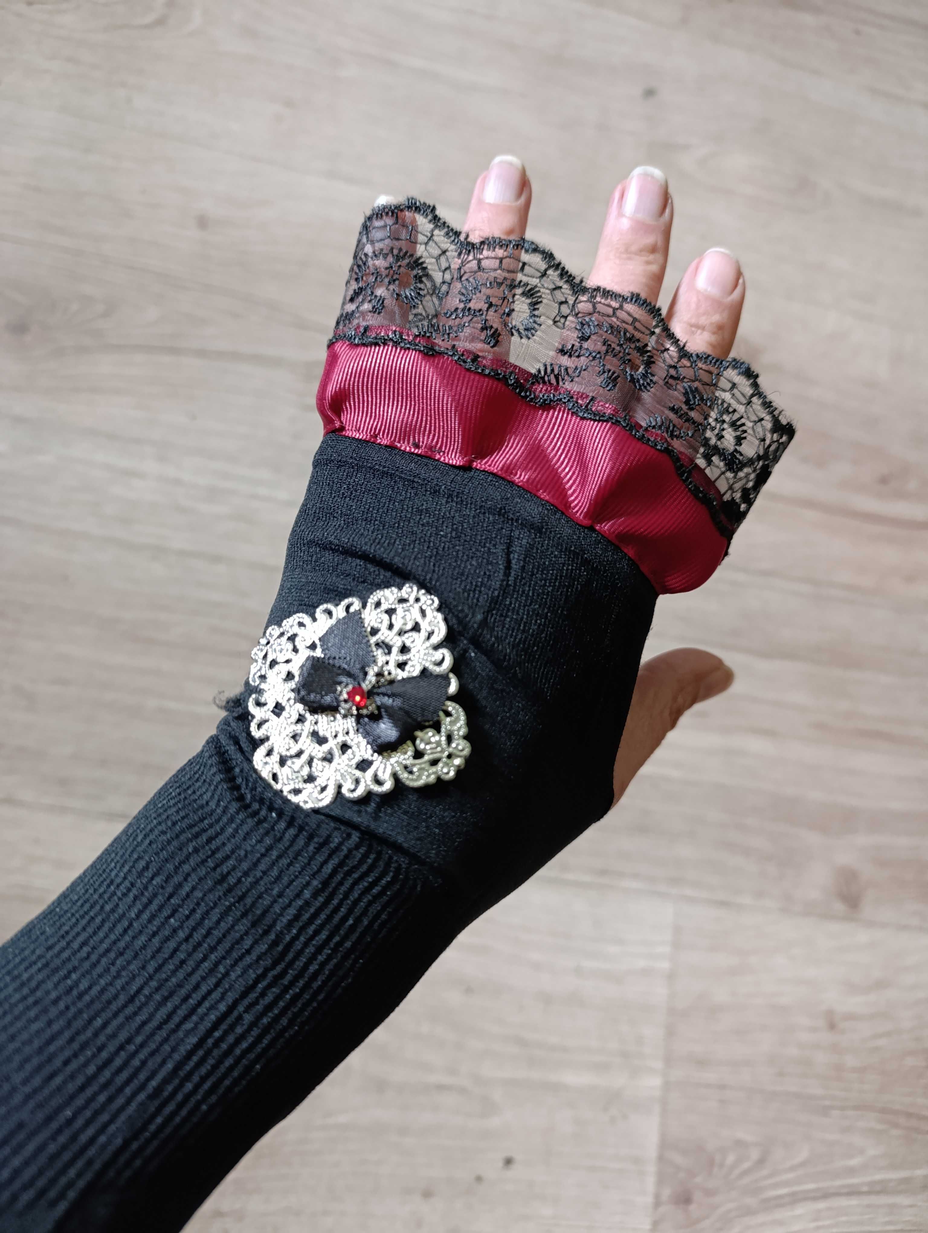 Rękawiczki dekorowane w stylu gotyckim