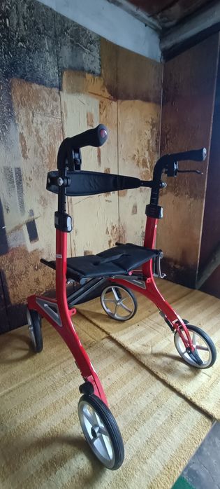 Chodzik czterokołowy balkonik