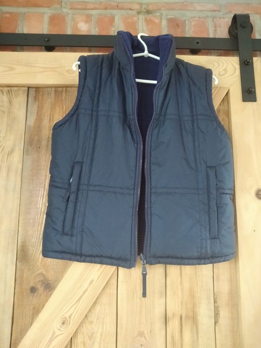 Granatowy bezrękawnik dla chłopca.