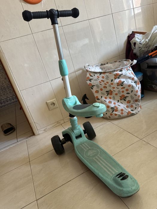 Scooty for kids  with light on wheels its like new /