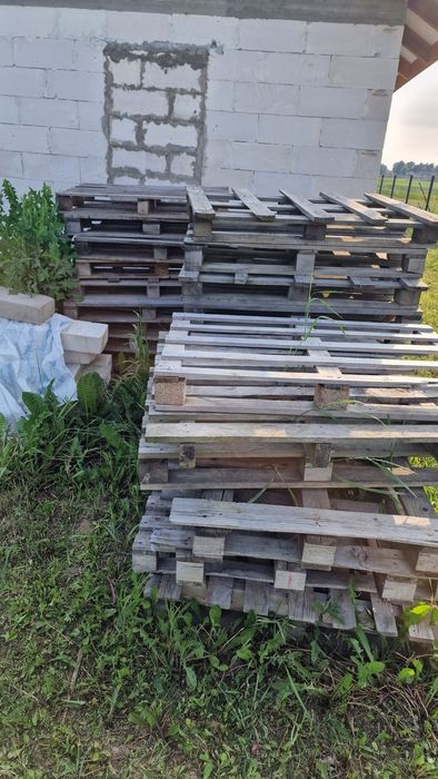 Palety pozostałość po budowie