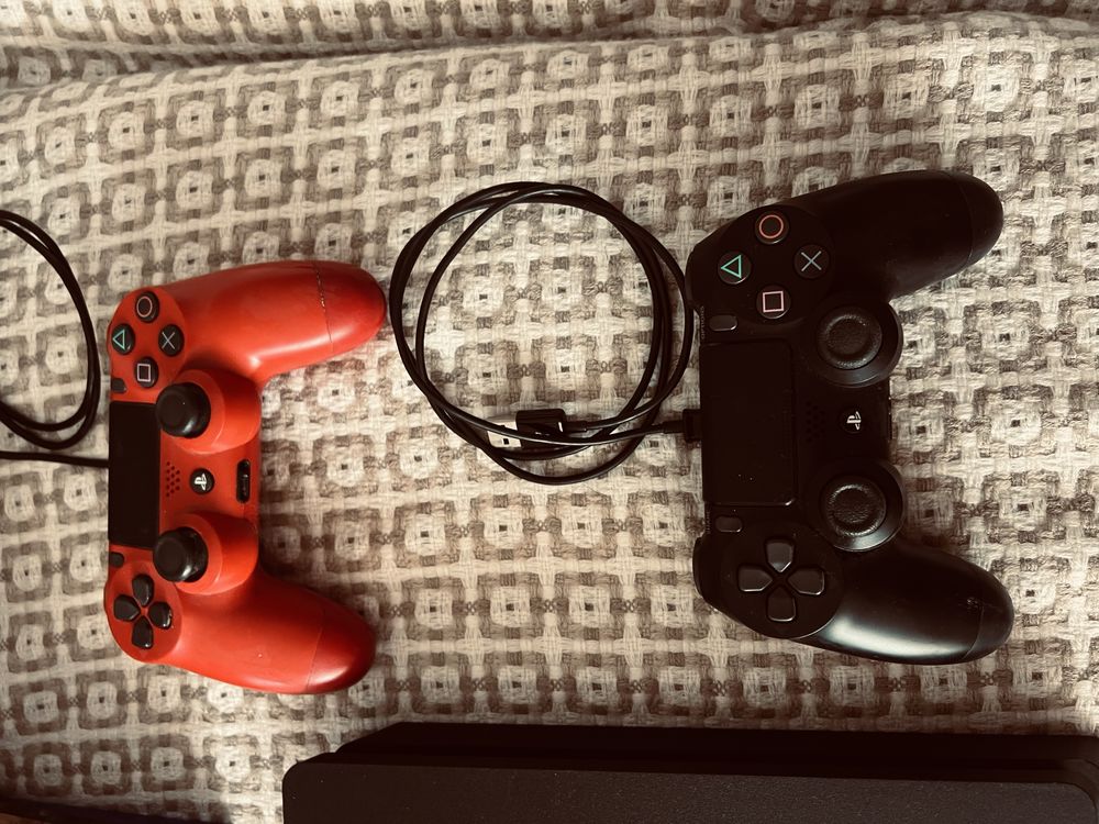 PS4 com 2 comandos e 10 jogos