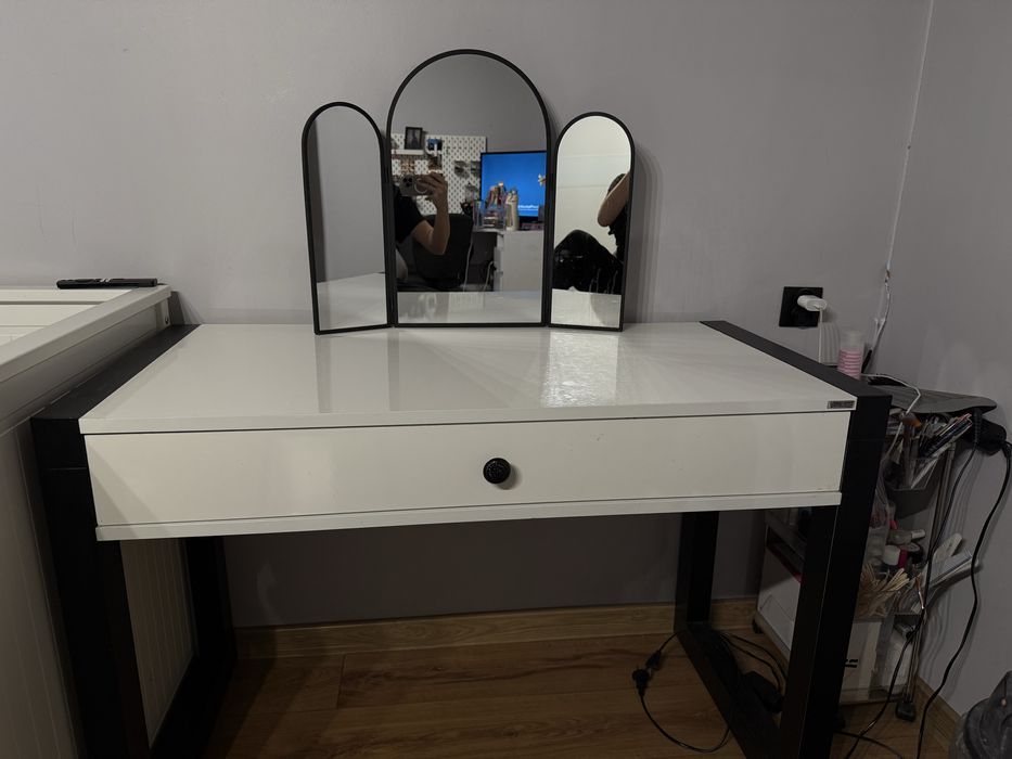 toaletka biala czarna z lustrem