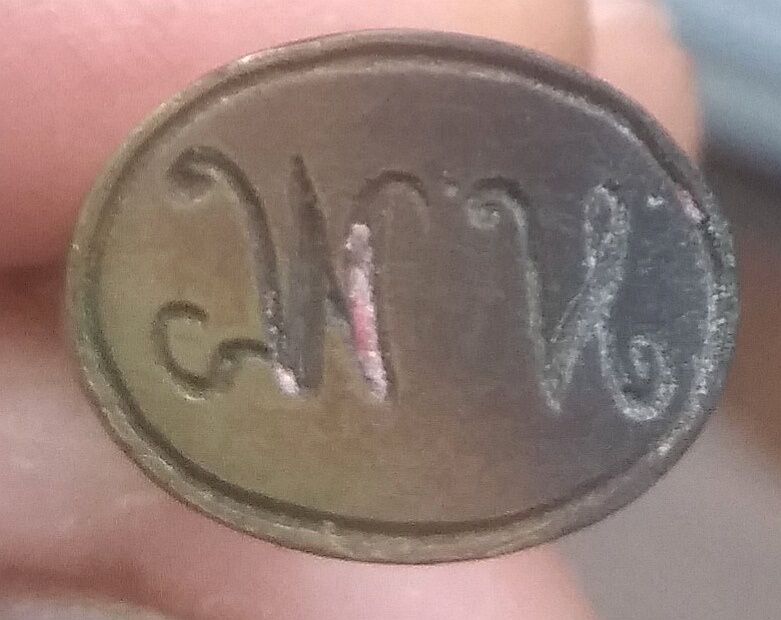 Przedwojenny stempel z monogramem z rączką z kości?