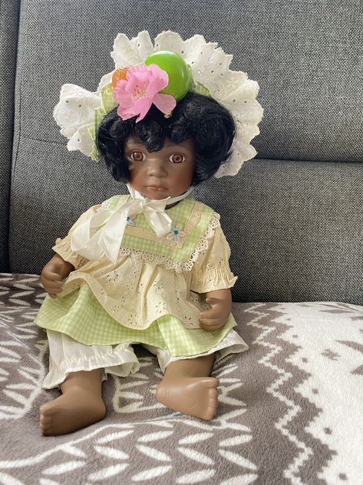 Kolekcionerska porcelanowa  lalka