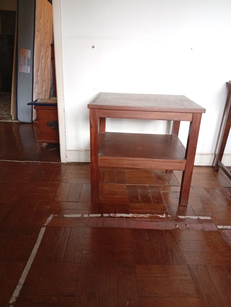 Mesa de madeira ideal para televisao
