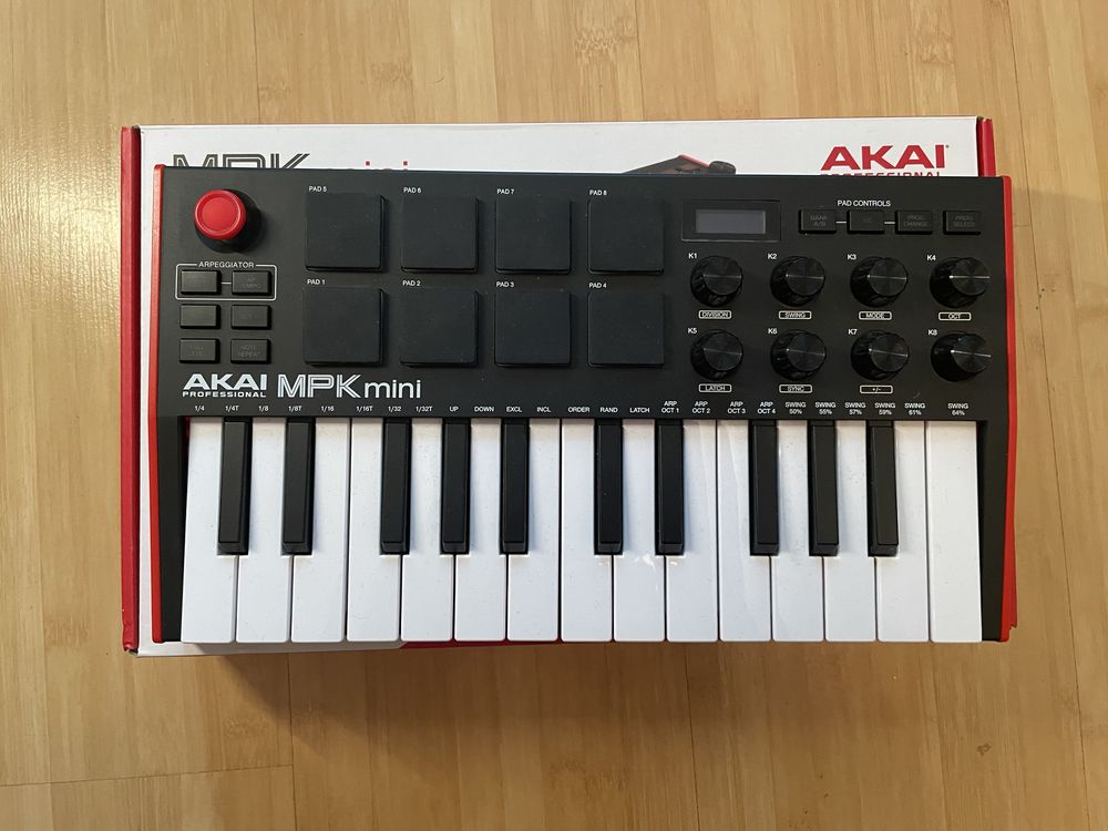 Міді клавіатура Akai MPK 3