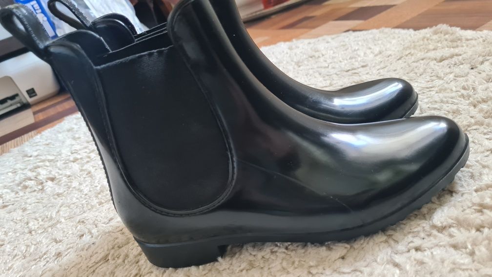 Продам гумові черевики 39р