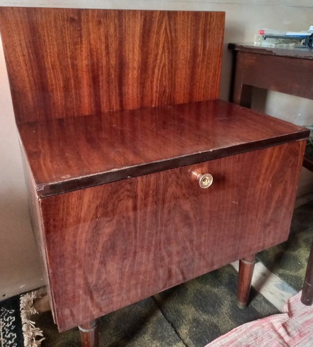 Тумби приліжкові з шухлядами