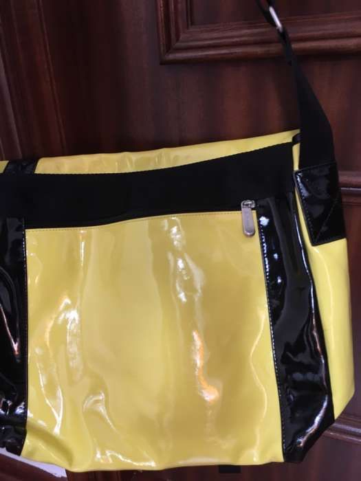 Saco Messenger em Vinil amarelo, como novo