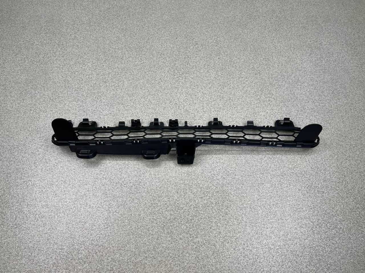 Решітка середня (верх) BMW x5 (F15) M-paket 51118054013