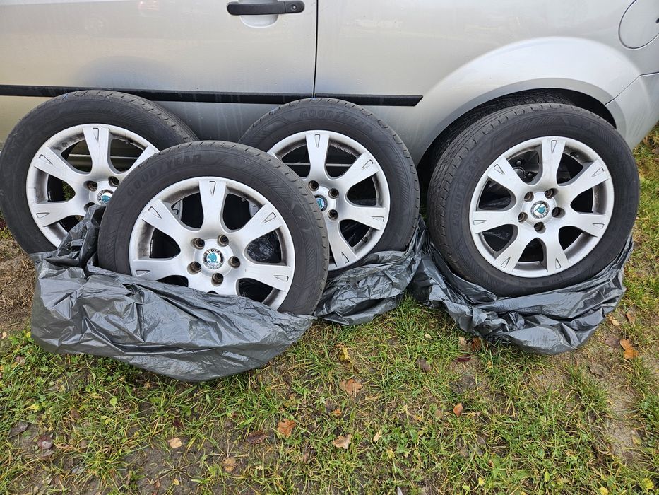 Skoda Octavia 2006rok 2,0benzyna 2 komplety kół czujniki