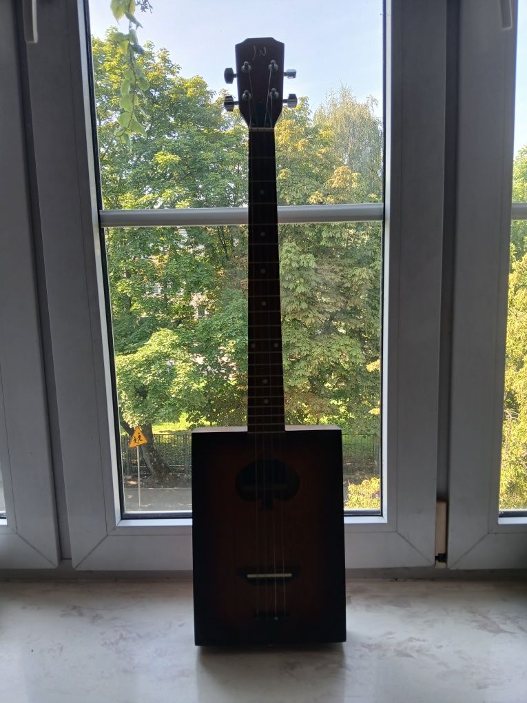 Cigarbox gitara James Neligan Cask-Firkin