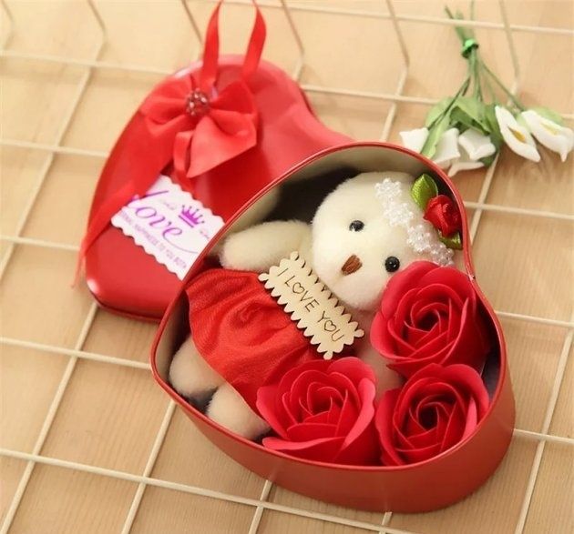 УЦІНКА. Мильні троянди з іграшкою в подарунковій коробці сердечко