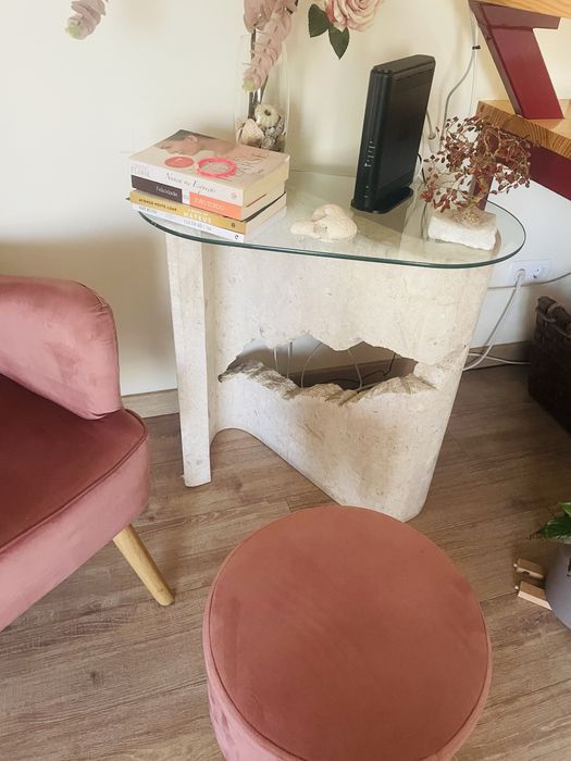 Conjunto sala inclui estante e mesa apoio leitura