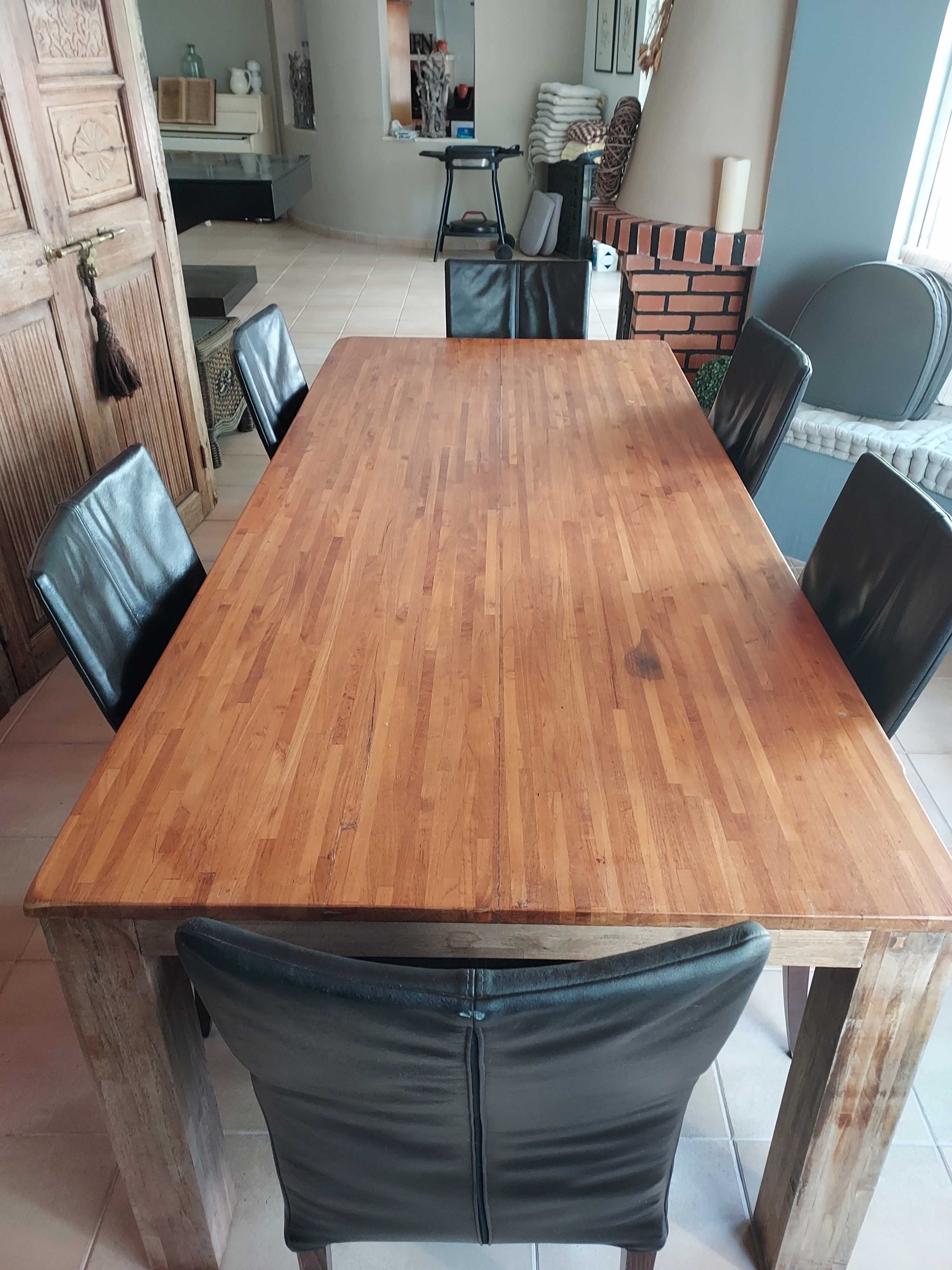 Mesa de madeira teca com 6 cadeiras em pele para sala de jantar