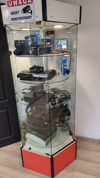 Witryna gablota wystawowa obrotowa regał podświetlana zamykana