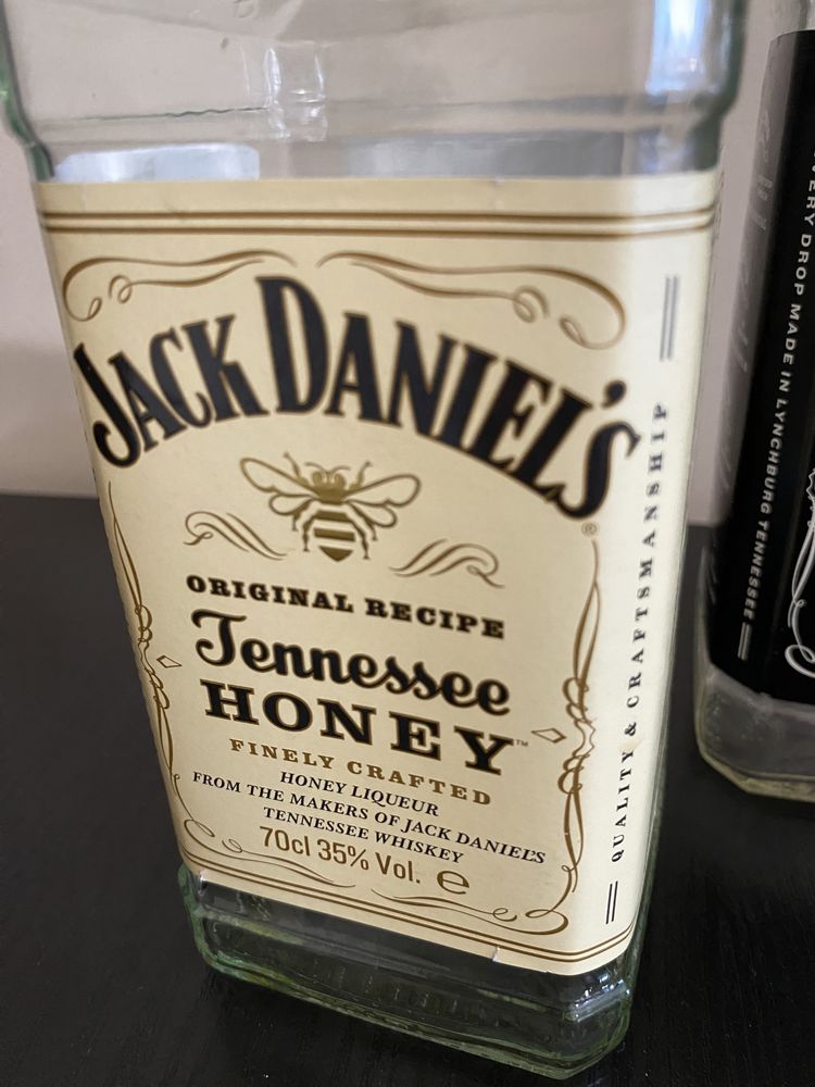 Пустые бутылки от виски Jask Daniels Jennessee Honey 0,7.