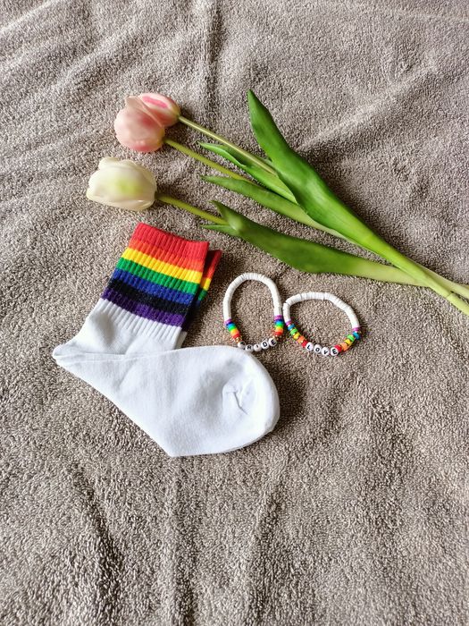 Skarpetki LGBT i dwie bransoletki kolorowe dodatki