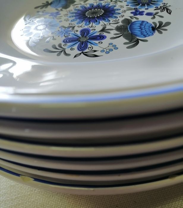 6 pratos de sopa, seis rasos, e seis de sobremesa. Também individual.