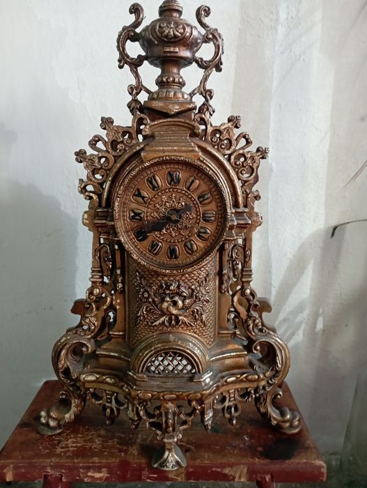 Rosyjski zegar z tworzywa uszkodzony