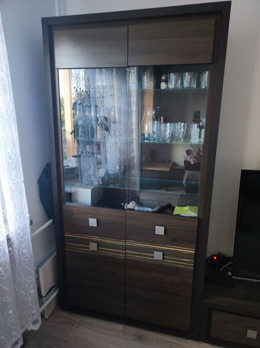 Meble do salonu brązowe komoda, szafka RTV, szafa-witryna