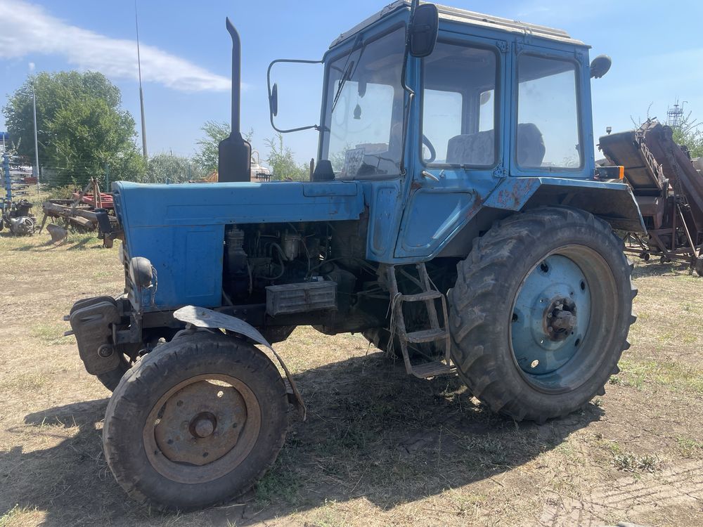 Трактор МТЗ-80 з навантажувачем.