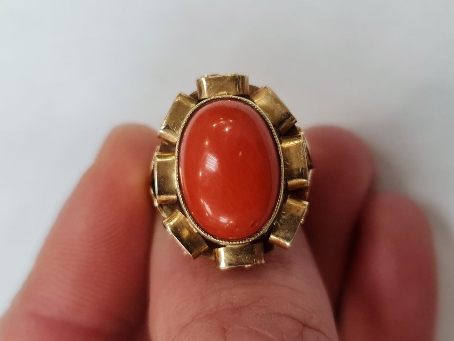 II poł. XX wieku! Złoty pierścionek/ 585/ 5.92 gram/ R16/ Koral