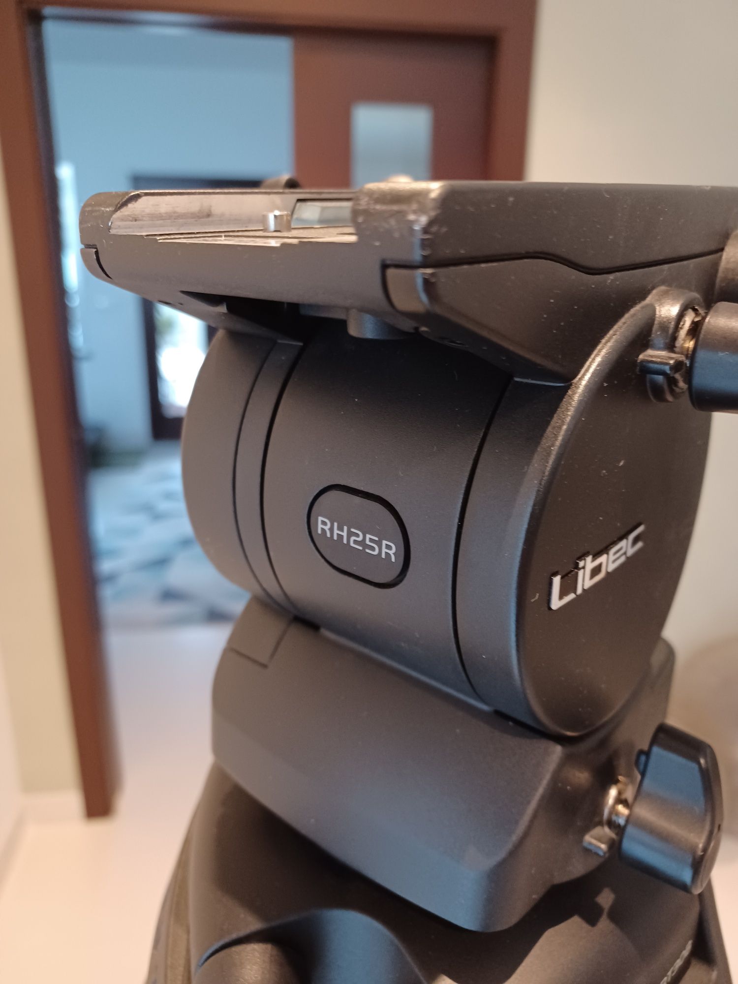 Tripé Libec RT30b com cabeça fluida Libec RH25R e distribuidor de piso