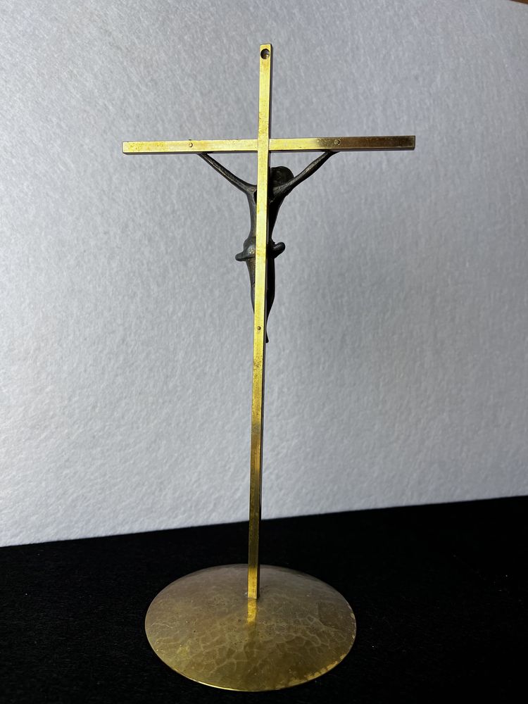 Crucifixo de mesa em metal e latão - 26 cms