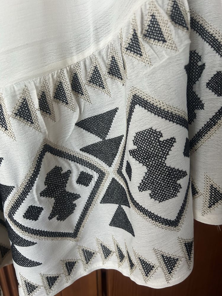 Piękna spódnica z ozdobnym dołem