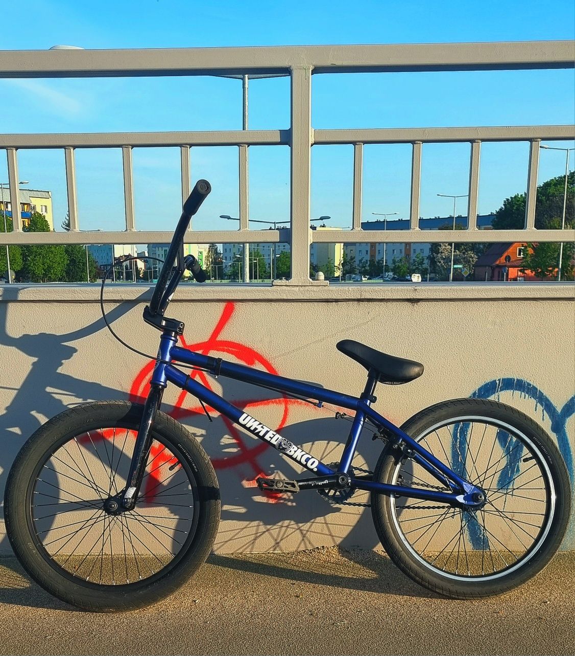 BMX United BikeCo 20" z dodatkowymi pegami.