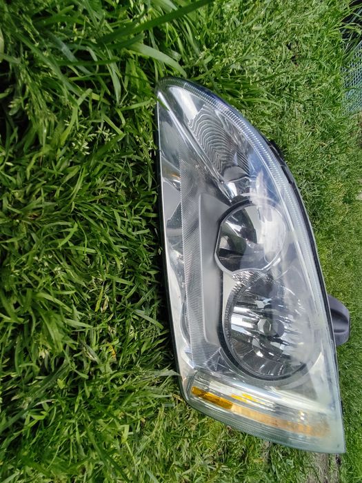Ліва фара зі сторони водія Ford Focus 2