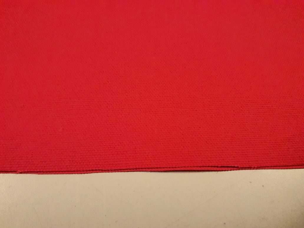 Tkanina czerwona nieprzemakalna szer.154 cm.