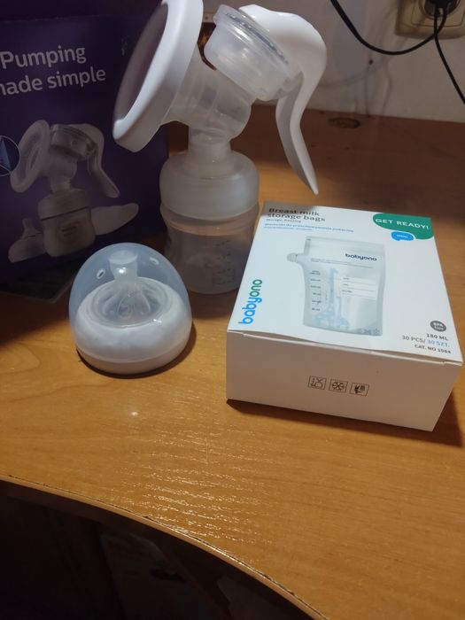 Молоковідсмоктувач і пакети для зберігання грудного молока