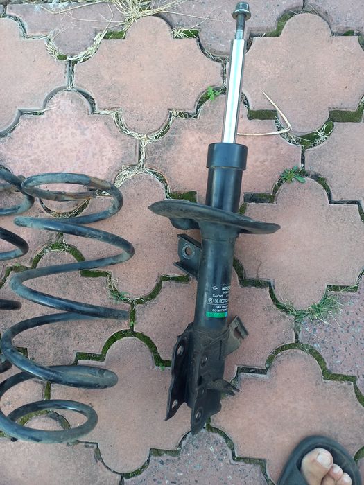 Продам амортизаторы б/у в рабочем состоянии оригинал Nissan qashqai J1