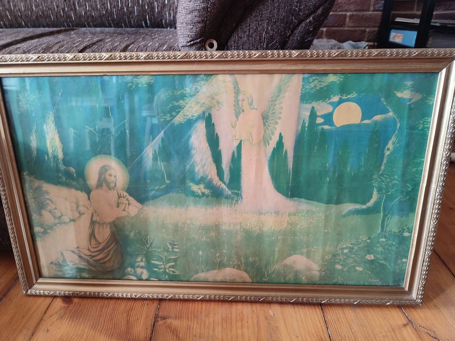 Obraz z ramami za szkłem.