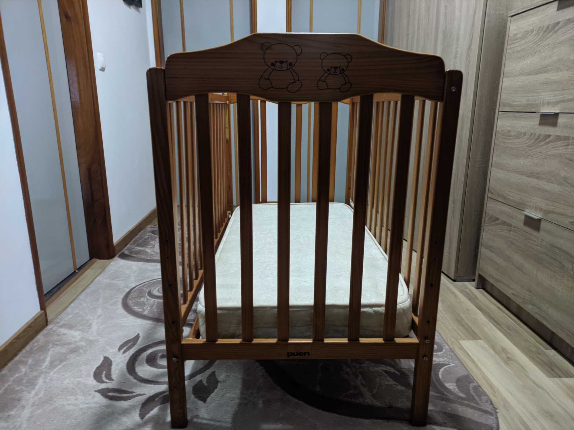 Cama de bebê ,em madeira pinho.