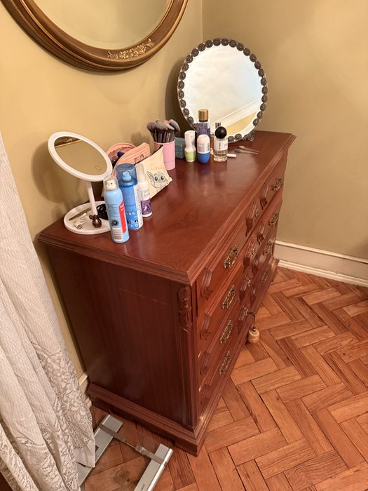 Cómoda Clássica em Madeira com 4 Gavetas